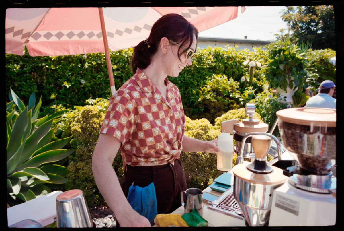Barista pouring filter coffee at the Color Magic cart in the garden